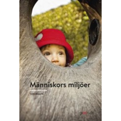 Barn tittar fram bakom en trädstam.