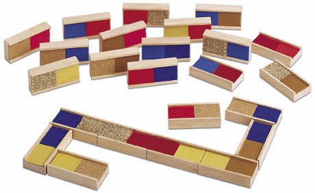 Ett dominospel med 24 dominobrickor i trä med åtta olika ytor som man kan särskilja med hjälp av känseln.