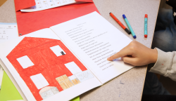 Rött illustrerat hus med skriven text på höger sida.