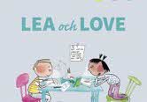 Lea och Love sitter vid ett skrivbord.