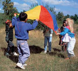 Barn leker med en fallskärm.