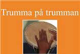 Fotografi på två händer som trummar på en trumma.