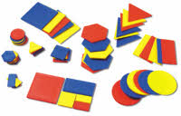 Klassiska logiska block i fem olika former, bland annat criklar och kvadrater, i tre färger och två storlekar.