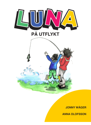 Två barn står och fiskar med ryggen åt. De har dragit upp en fisk på kroken.